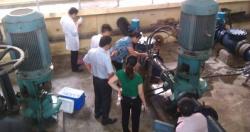 Viện Sức khỏe nghề nghiệp và môi trường tham gia công tác kiểm tra chất luợng nước sạch tại Hà Nội.